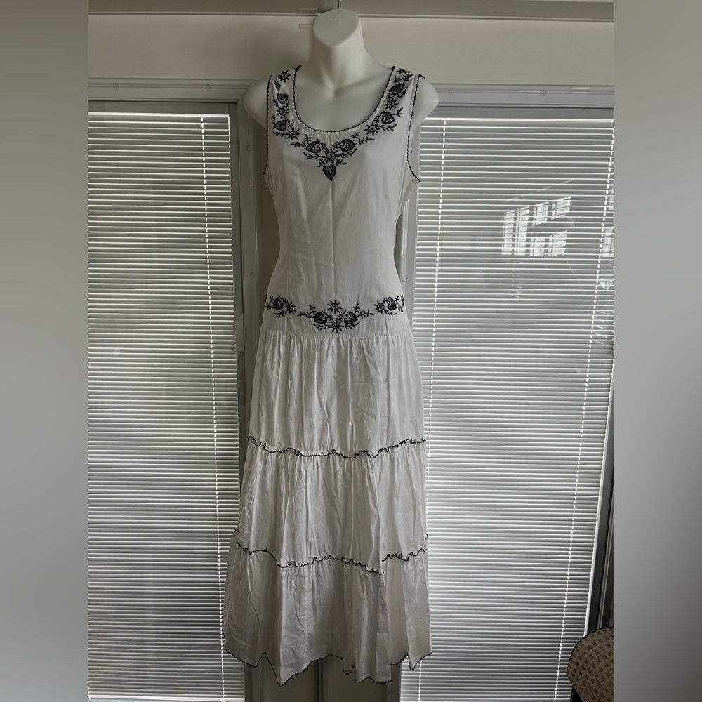NWT white maxi dress with black coral accents size L